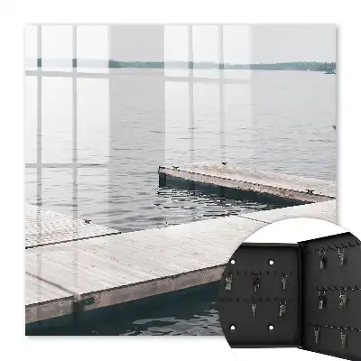 Jetée en bois sur eau calme
