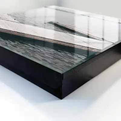 Jetée en bois sur eau calme