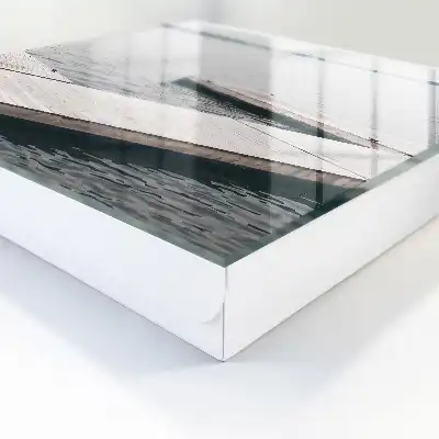 Jetée en bois sur eau calme