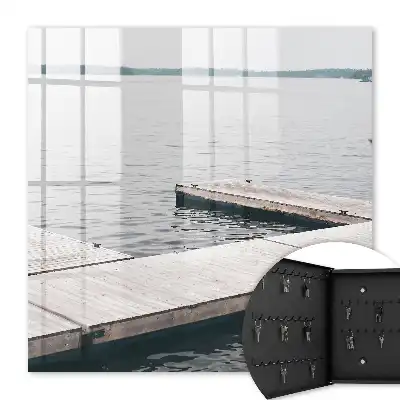 Jetée en bois sur eau calme