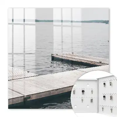 Jetée en bois sur eau calme