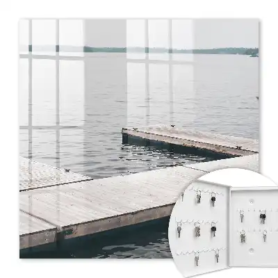 Jetée en bois sur eau calme