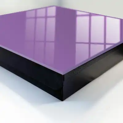 Minimalisme expressif couleur violette