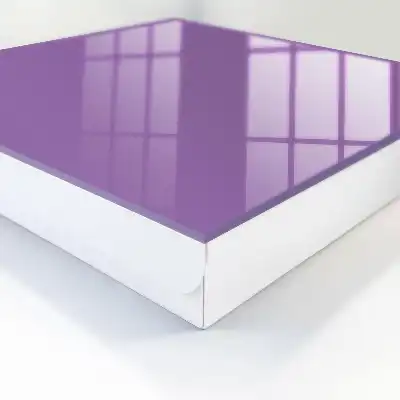 Minimalisme expressif couleur violette