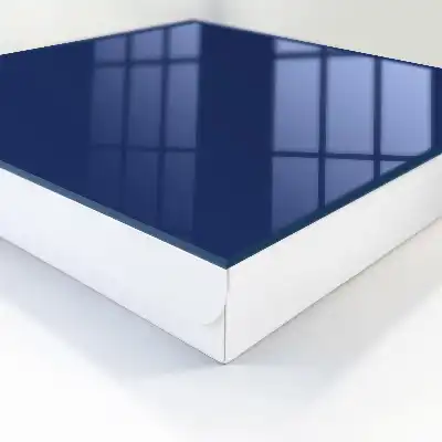 Vêtement au style minimaliste bleu marine vibrant