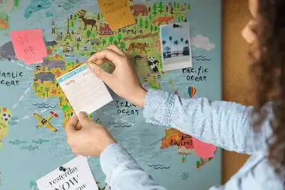 Tableau d’affichage en liège Continents avec la faune du globe