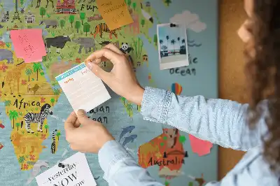 Tableau d’affichage en liège Continents avec la faune du globe