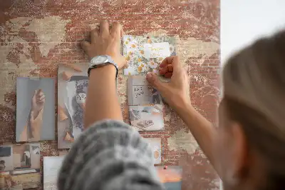 Tableau d’affichage en liège Carte du Monde sur brique
