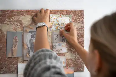 Tableau d’affichage en liège Carte du Monde sur brique