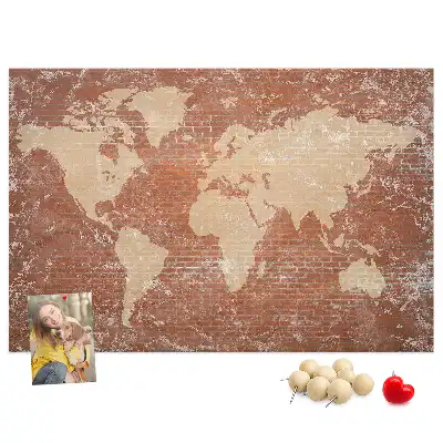 Tableau d’affichage en liège Carte du Monde sur brique