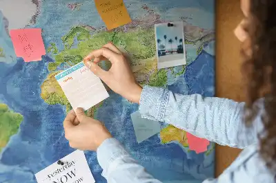 Tableau d’affichage en liège Graphique carte du monde rétro
