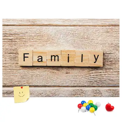Tableau d'affichage en liège avec motif décoratif familial