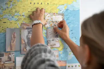 Tableau d’affichage en liège Carte du monde et drapeaux