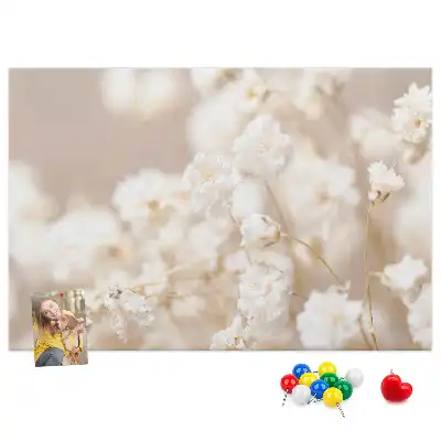 Tableau d’affichage en liège Petites fleurs blanches