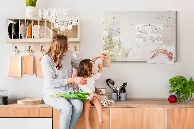 Tableau d’affichage en liège avec motif graphique linéaire doré