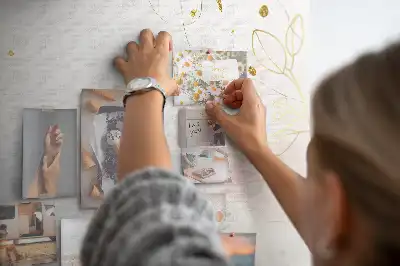 Tableau d’affichage en liège avec motif graphique linéaire doré