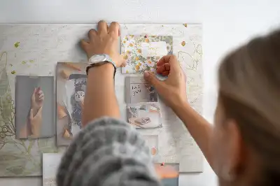 Tableau d’affichage en liège avec motif graphique linéaire doré