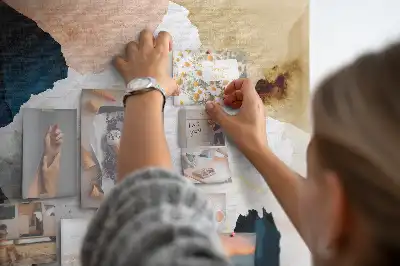 Tableau d’affichage en liège avec motifs picturaux colorés