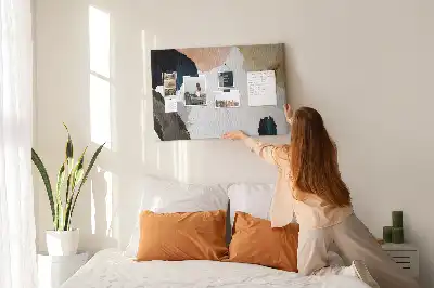 Tableau d’affichage en liège avec motifs picturaux colorés