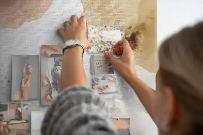 Tableau d’affichage en liège avec motifs picturaux colorés