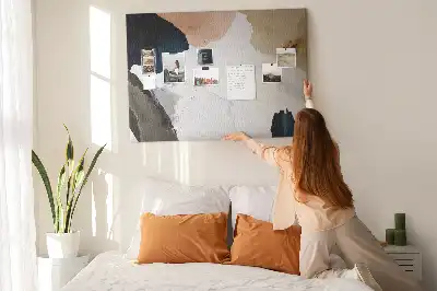Tableau d’affichage en liège avec motifs picturaux colorés