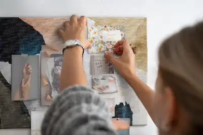 Tableau d’affichage en liège avec motifs picturaux colorés