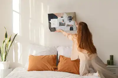 Tableau d’affichage en liège avec motifs picturaux colorés