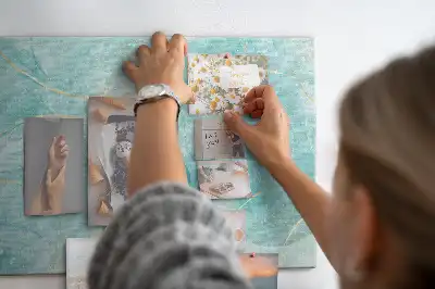 Tableau d’affichage en liège motif art abstrait pierre liquide