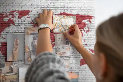 Tableau d’affichage en liège Mur de briques avec carte