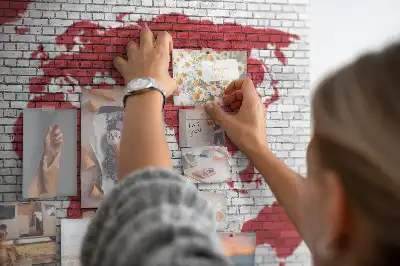Tableau d’affichage en liège Mur de briques avec carte
