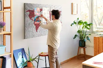 Tableau d’affichage en liège Mur de briques avec carte