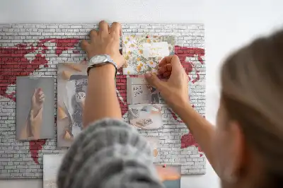 Tableau d’affichage en liège Mur de briques avec carte
