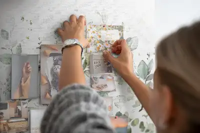 Tableau d’affichage en liège avec composition murale végétale