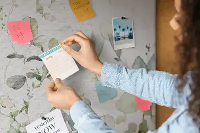 Tableau d’affichage en liège avec composition murale végétale
