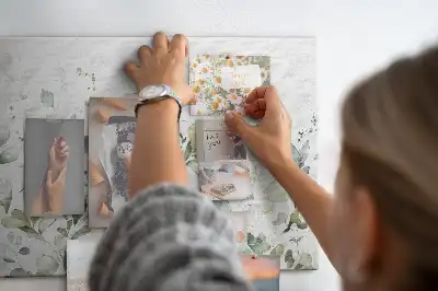 Tableau d’affichage en liège avec composition murale végétale