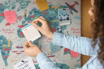 Carte du monde illustrée sur tableau en liège