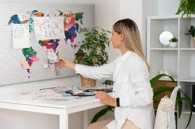 Tableau d’affichage en liège Carte du monde triangles