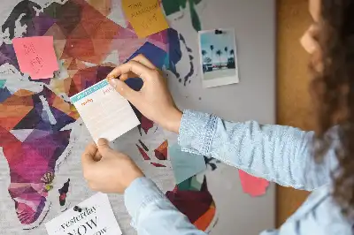 Tableau d’affichage en liège Carte du monde triangles