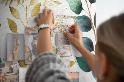 Tableau d’affichage en liège avec motif de feuilles de plantes