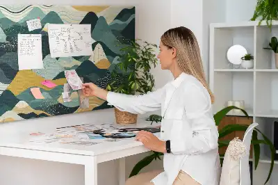 Tableau d'affichage en liège avec illustration de montagnes