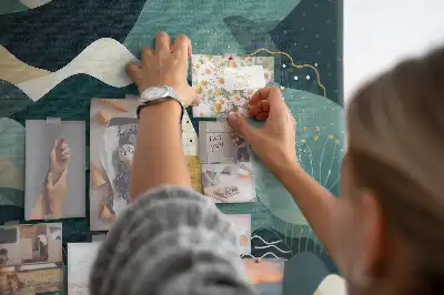 Tableau d'affichage en liège avec illustration de montagnes