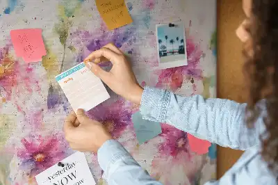 Tableau d'affichage en liège à motif de fleurs peintes