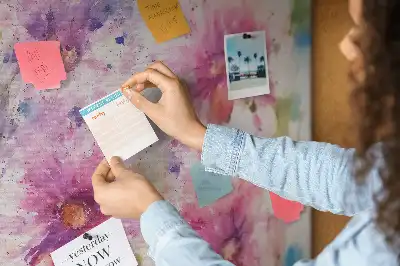 Tableau d'affichage en liège à motif de fleurs peintes