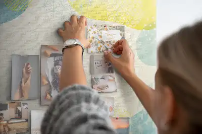 Tableau d’affichage en liège avec cadre à motifs