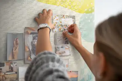 Tableau d’affichage en liège avec cadre à motifs