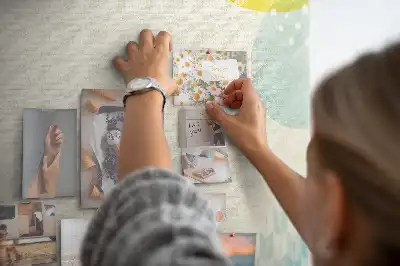 Tableau d’affichage en liège avec cadre à motifs
