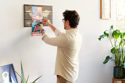 Tableau de liège Continents sur fond en bois