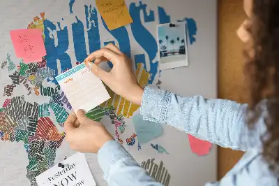 Tableau d’affichage en liège en forme de carte du monde