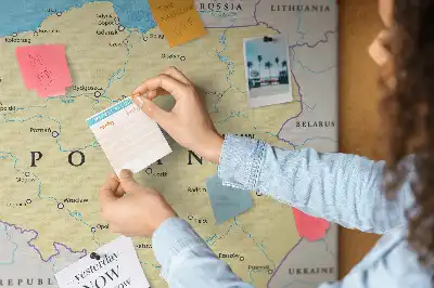 Tableau d'affichage en liège avec carte politique de la Pologne