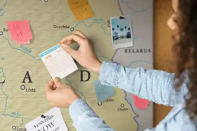 Tableau d'affichage en liège avec carte politique de la Pologne